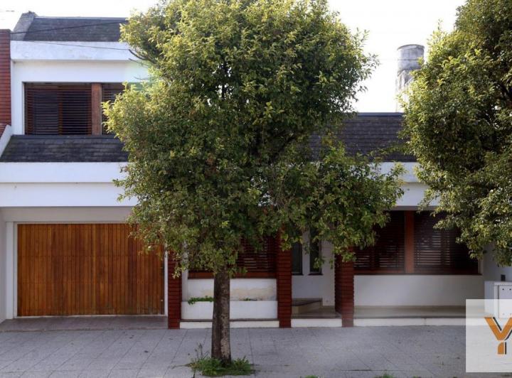 Casa · 200m² · 5 Ambientes · 1 Cochera