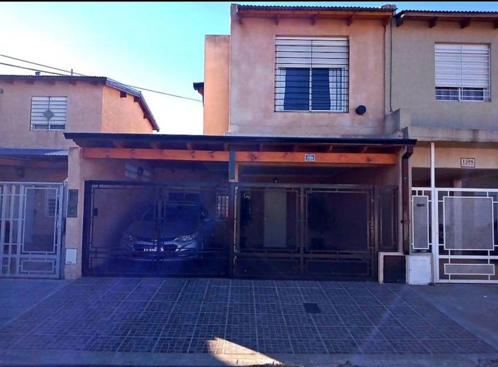 Casa · 140m² · 4 Ambientes · 2 Cocheras