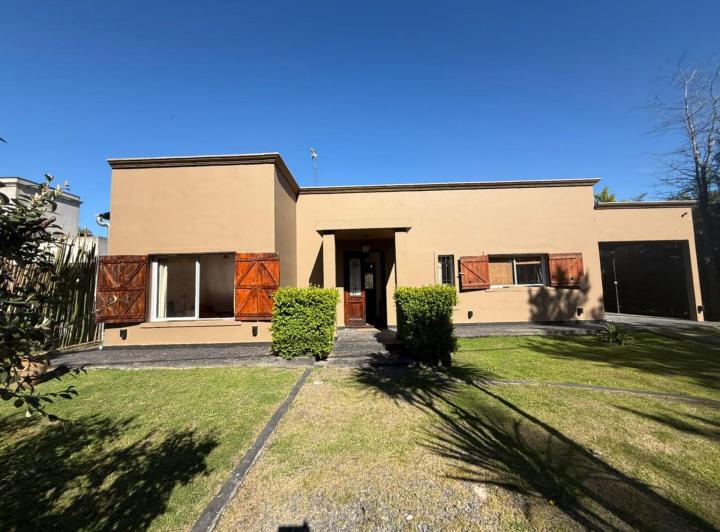 Casa · 144m² · 4 Ambientes · 2 Cocheras