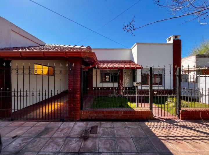 Casa · 160m² · 4 Ambientes · 2 Cocheras