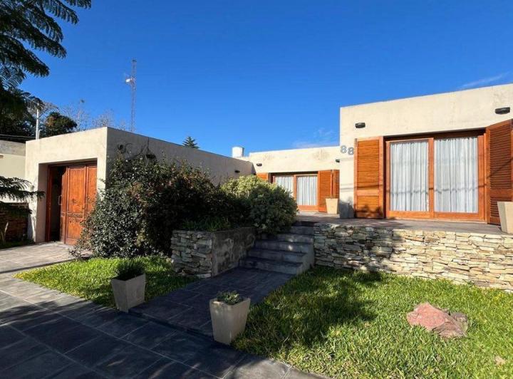 Casa · 260m² · 5 Ambientes · 1 Cochera