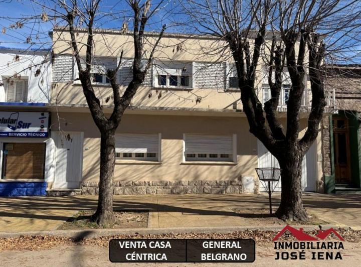 Casa · 230m² · 8 Ambientes · 1 Cochera
