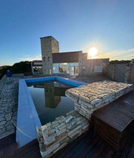 Casa · 300m² · 6 Ambientes · 2 Cocheras