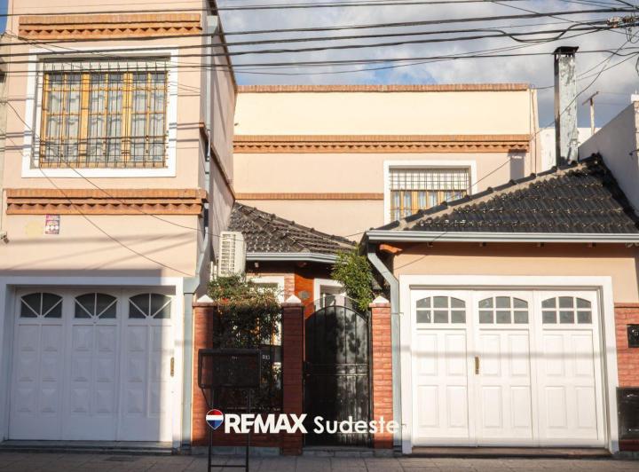 Casa · 220m² · 4 Ambientes · 2 Cocheras