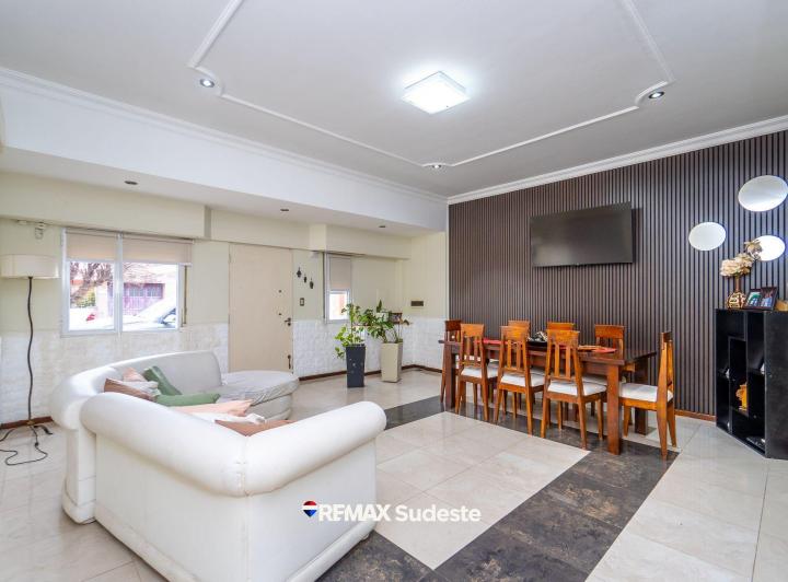 Casa · 205m² · 6 Ambientes · 2 Cocheras