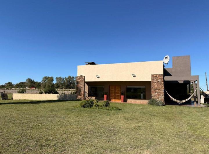 Casa · 100m² · 3 Ambientes · 1 Cochera