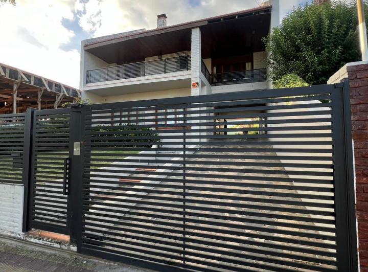 Casa · 320m² · 6 Ambientes · 2 Cocheras
