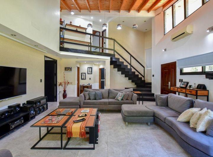 Casa · 250m² · 6 Ambientes · 3 Cocheras