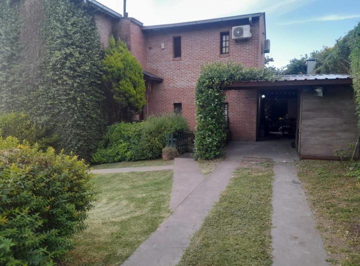 Casa · 215m² · 5 Ambientes · 2 Cocheras