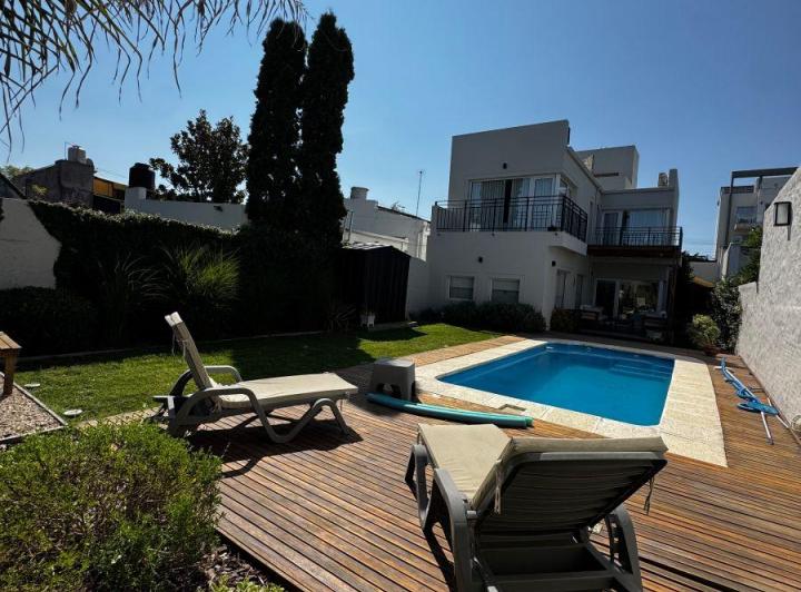 Casa · 230m² · 8 Ambientes · 2 Cocheras