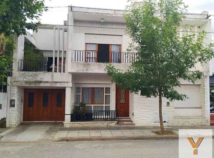 Casa · 250m² · 4 Ambientes · 3 Cocheras