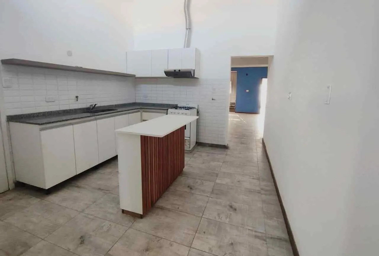 CASA CON PILETA , QUINCHO Y DPTO EN PLANTA ALTA A 10 MT RAFAEL NUÑEZ