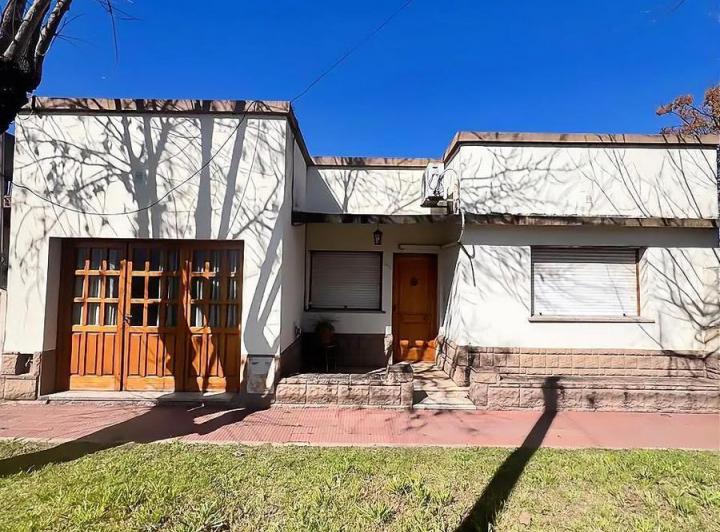 Casa · 300m² · 3 Dormitorios · 1 Cochera
