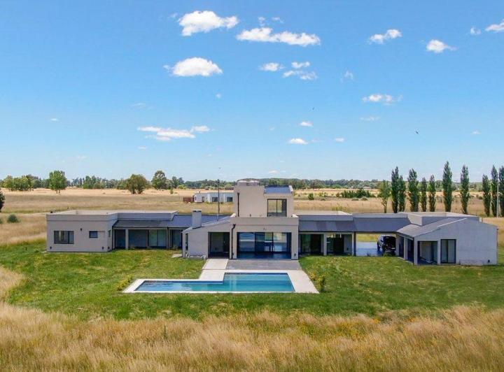 Casa · 453m² · 6 Ambientes · 2 Cocheras