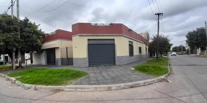 Casa · 180m² · 4 Ambientes · 2 Cocheras