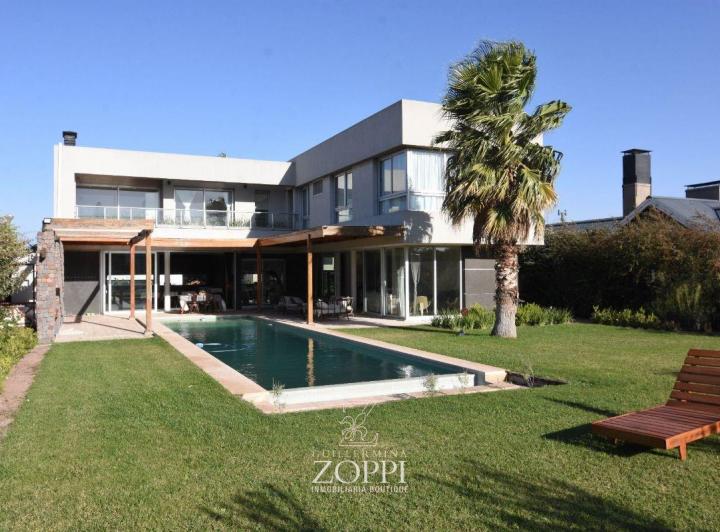 Casa · 300m² · 5 Ambientes · 1 Cochera