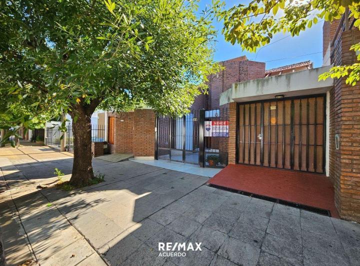 Casa · 200m² · 4 Ambientes · 2 Cocheras