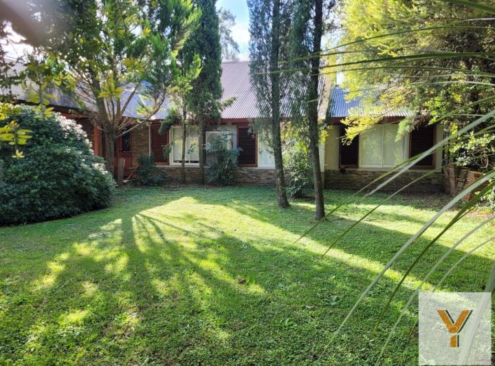 Casa · 300m² · 4 Ambientes · 2 Cocheras