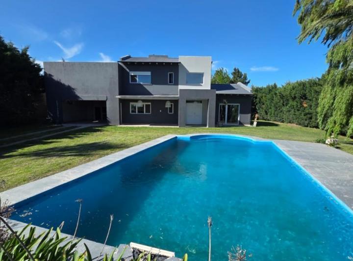 Casa · 230m² · 6 Ambientes · 6 Cocheras