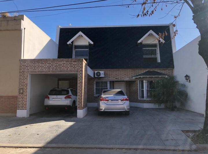 Casa · 225m² · 8 Ambientes · 3 Cocheras