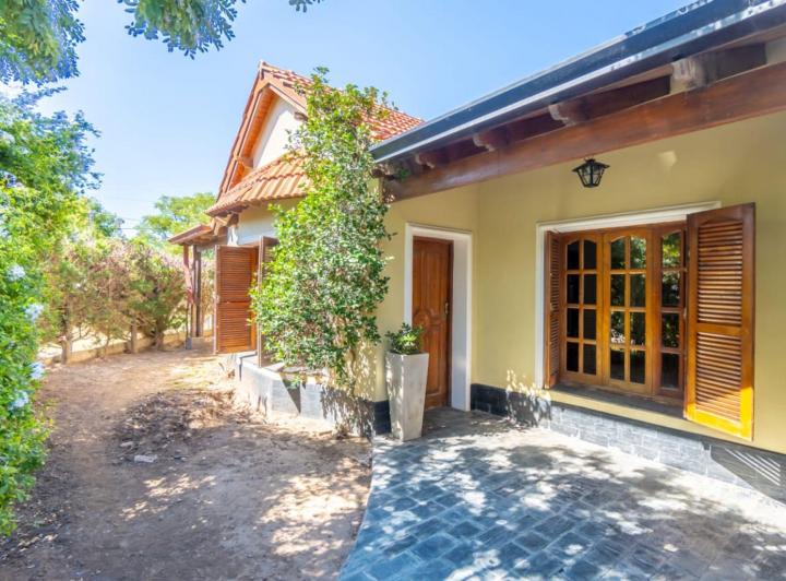 Casa · 220m² · 6 Ambientes · 1 Cochera