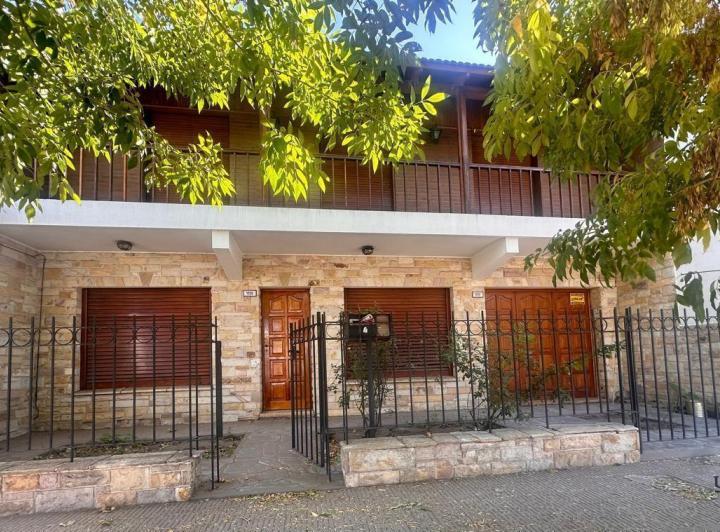 Casa · 193m² · 3 Dormitorios · 2 Cocheras
