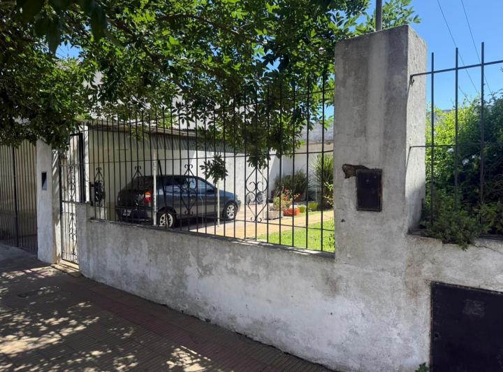 Casa · 1m² · 5 Ambientes · 1 Cochera