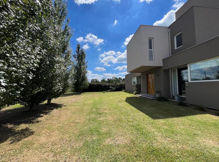 Casa · 172m² · 4 Ambientes · 1 Cochera