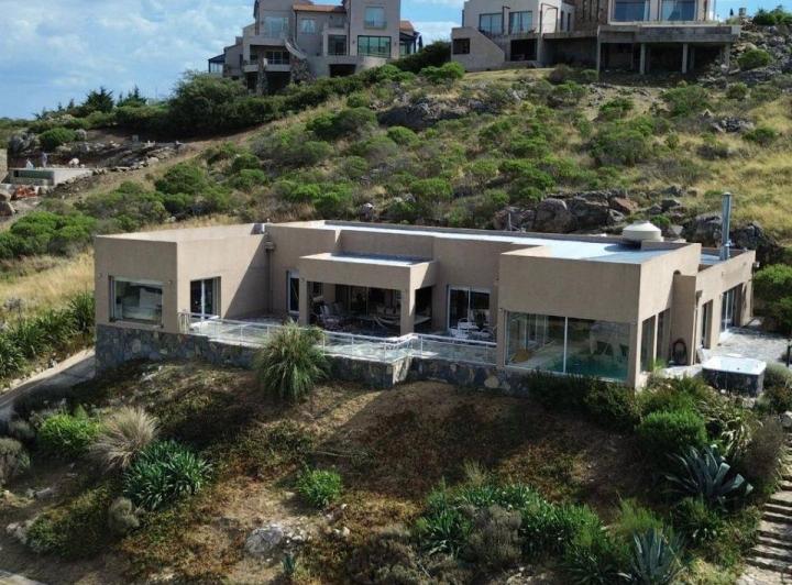 Casa · 330m² · 6 Ambientes · 2 Cocheras