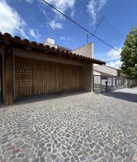Casa · 300m² · 3 Ambientes · 4 Cocheras
