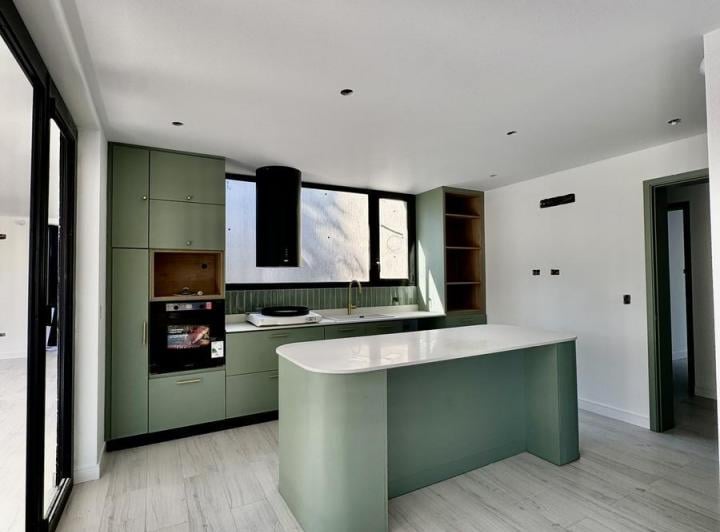 Casa · 200m² · 5 Ambientes · 2 Cocheras