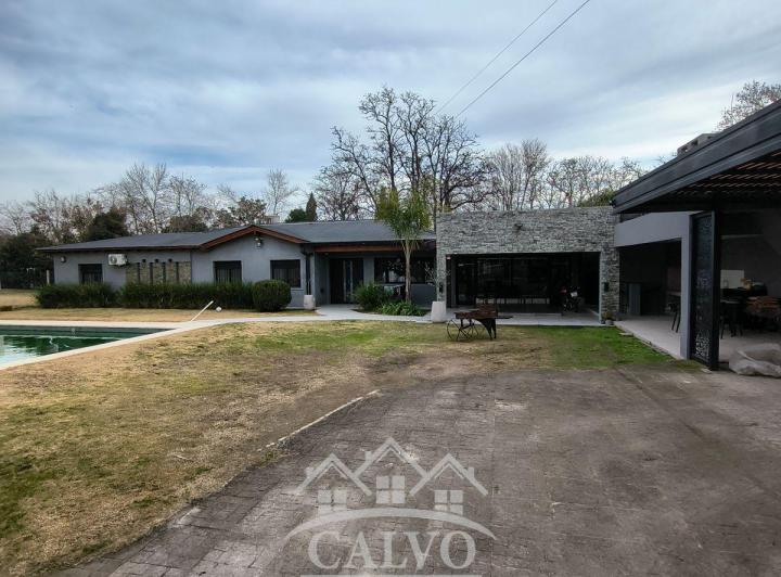 Casa · 250m² · 6 Ambientes · 2 Cocheras