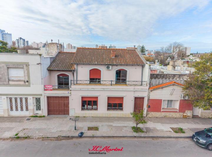 Casa · 200m² · 5 Ambientes · 2 Cocheras