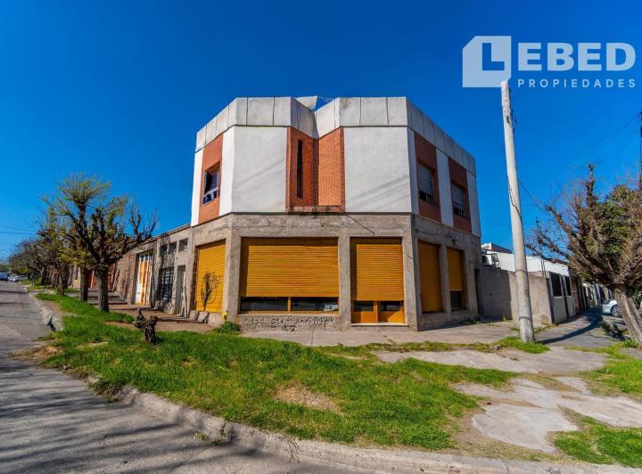 Casa · 216m² · 5 Ambientes · 2 Cocheras