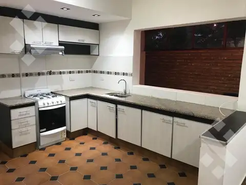 Venta casa de 6 ambientes, con cochera, en barrio  uno, plaza huincul, provincia de neuquén