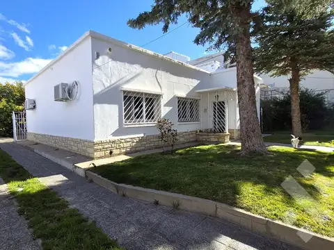 Casa en venta, en bº uno / plaza huincul, 3 dormitorios, quincho, cochera y amplio patio.