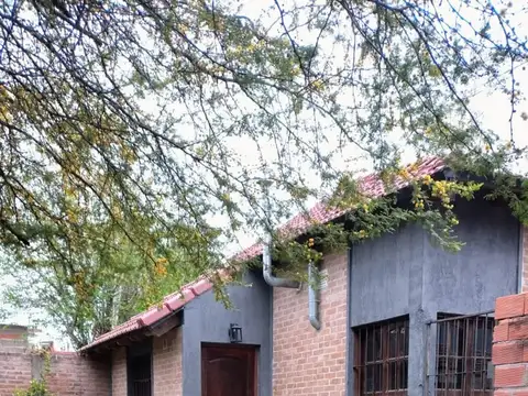 Casa 2 dormitorios y patio, div. los andes, paraná
