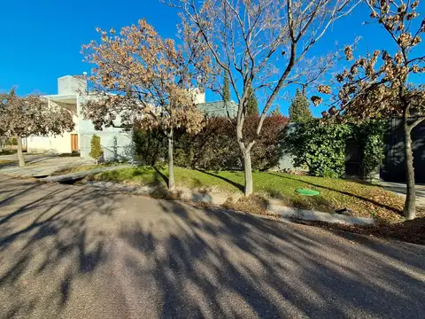 Casa en alquiler en barrio privado.
