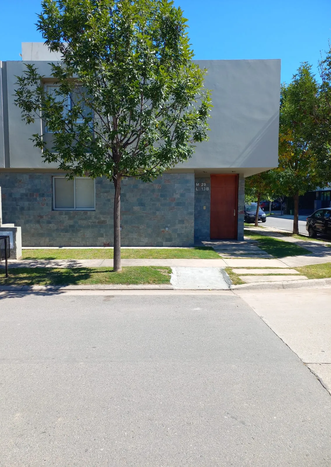 DUEÑO VENDE EXCELENTE DUPLEX BARRIO CLAROS VILLAGE