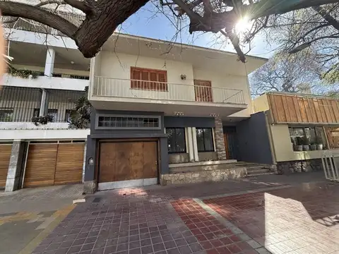 Casa en calle belgrano, ideal para uso comercial o residencial. apta crédito.