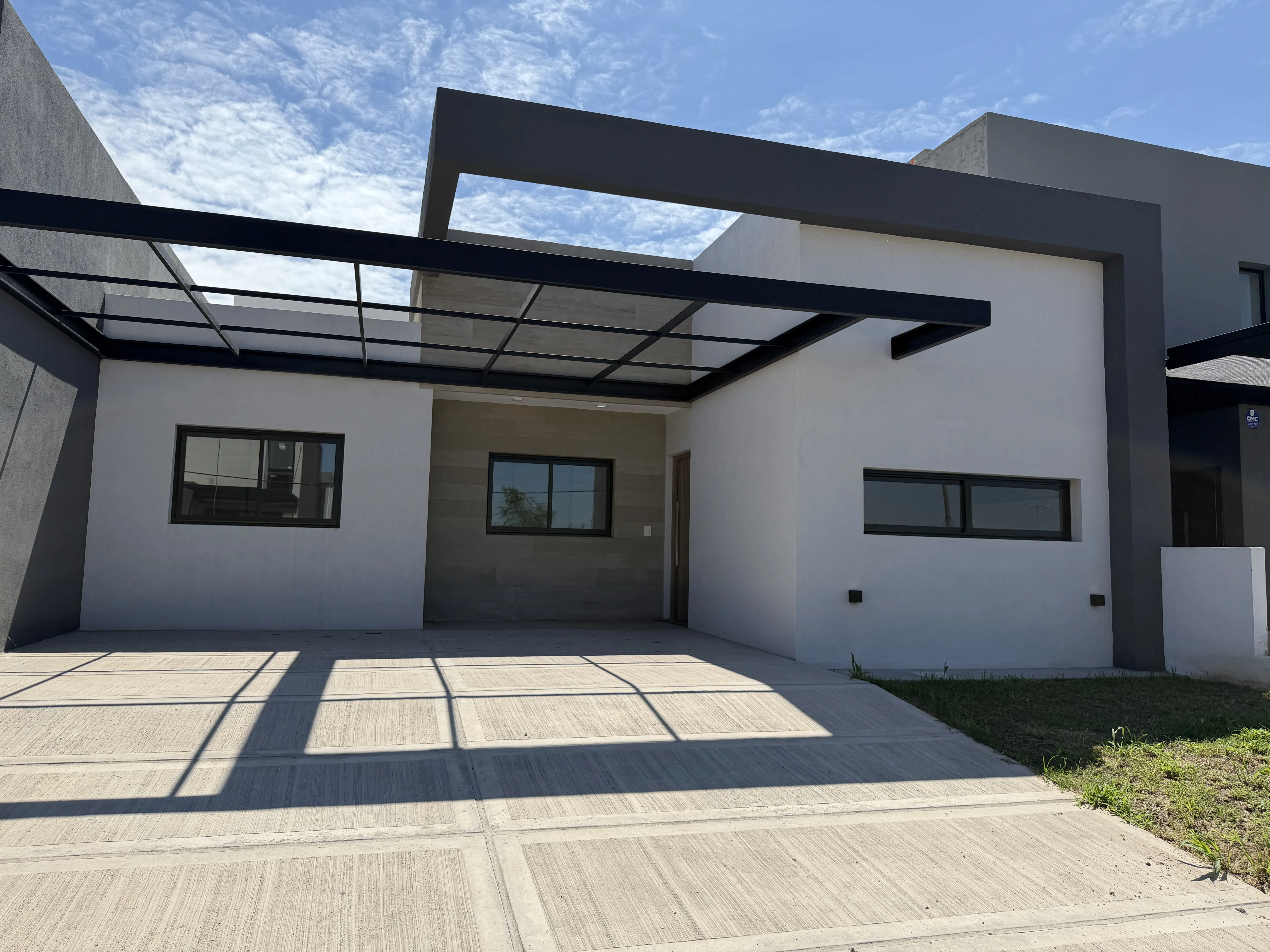 Alquiler, Casa en Planta Baja de 3 dorm, 2 baños, a Estrenar, Docta