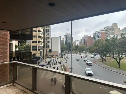 Venta depto en hipolito yrigoyen 400, nueva cordoba. frente plaza españa. 3d, 3b, 2 coch.