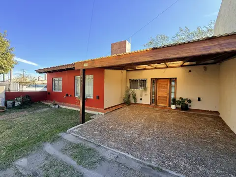 Casa 3 dormitorios, patio y  pileta