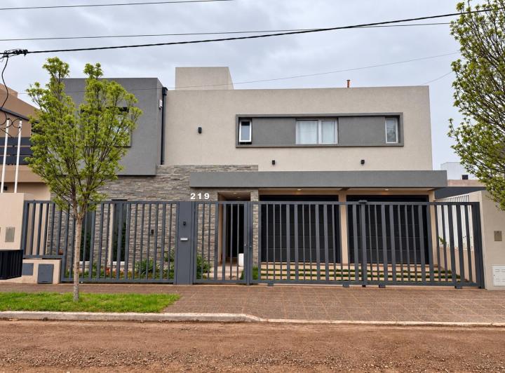 Casa · 230m² · 8 Ambientes · 2 Cocheras
