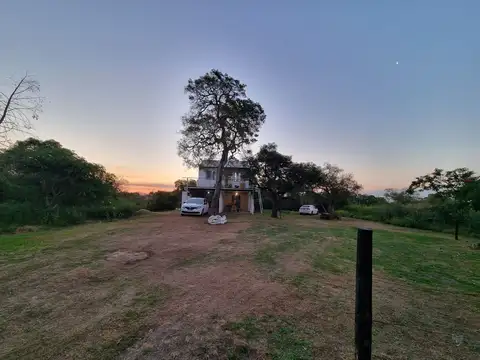 Casa elevada con amplio terreno en arroyo leyes
