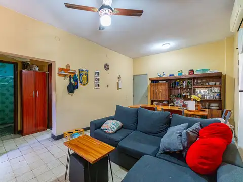 Casa de pasillo 2 dormitorios con patio en venta