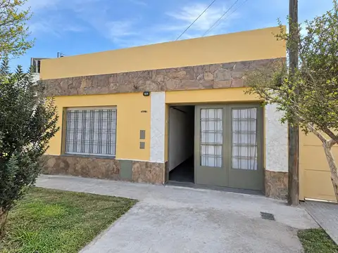 Venta casa 2 dormitorios, cochera y terraza con parrillero, pje. saenz 4900, barrio alvear
