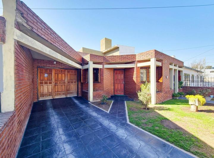 Casa · 240m² · 7 Ambientes · 2 Cocheras