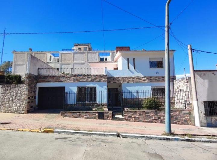 Casa · 260m² · 9 Ambientes · 2 Cocheras