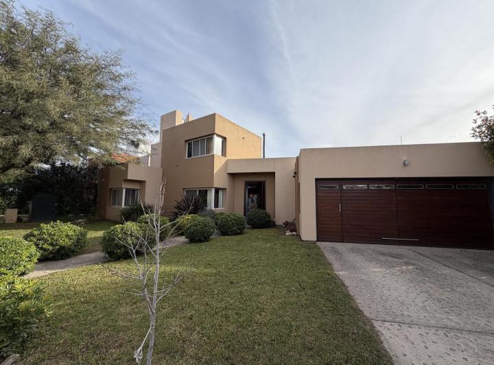 Casa · 228m² · 8 Ambientes · 2 Cocheras